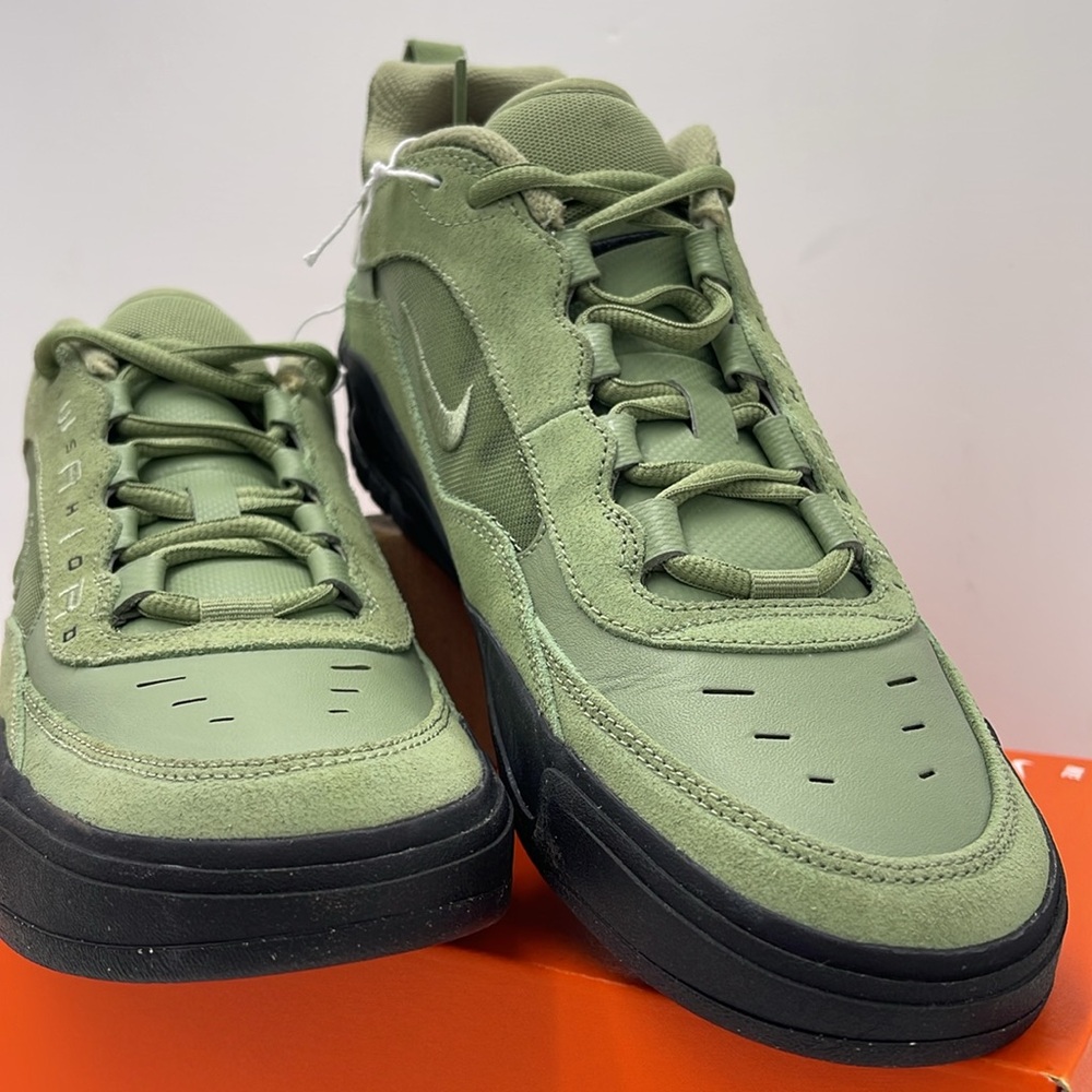 Nike Men’s Green Retro-Inspired Sneakers with Rugged Sole - Picture 5 of 16